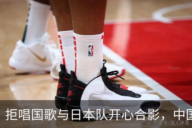 拒唱国歌与日本队开心合影，中国香港女排啥意思？主教练下场表态